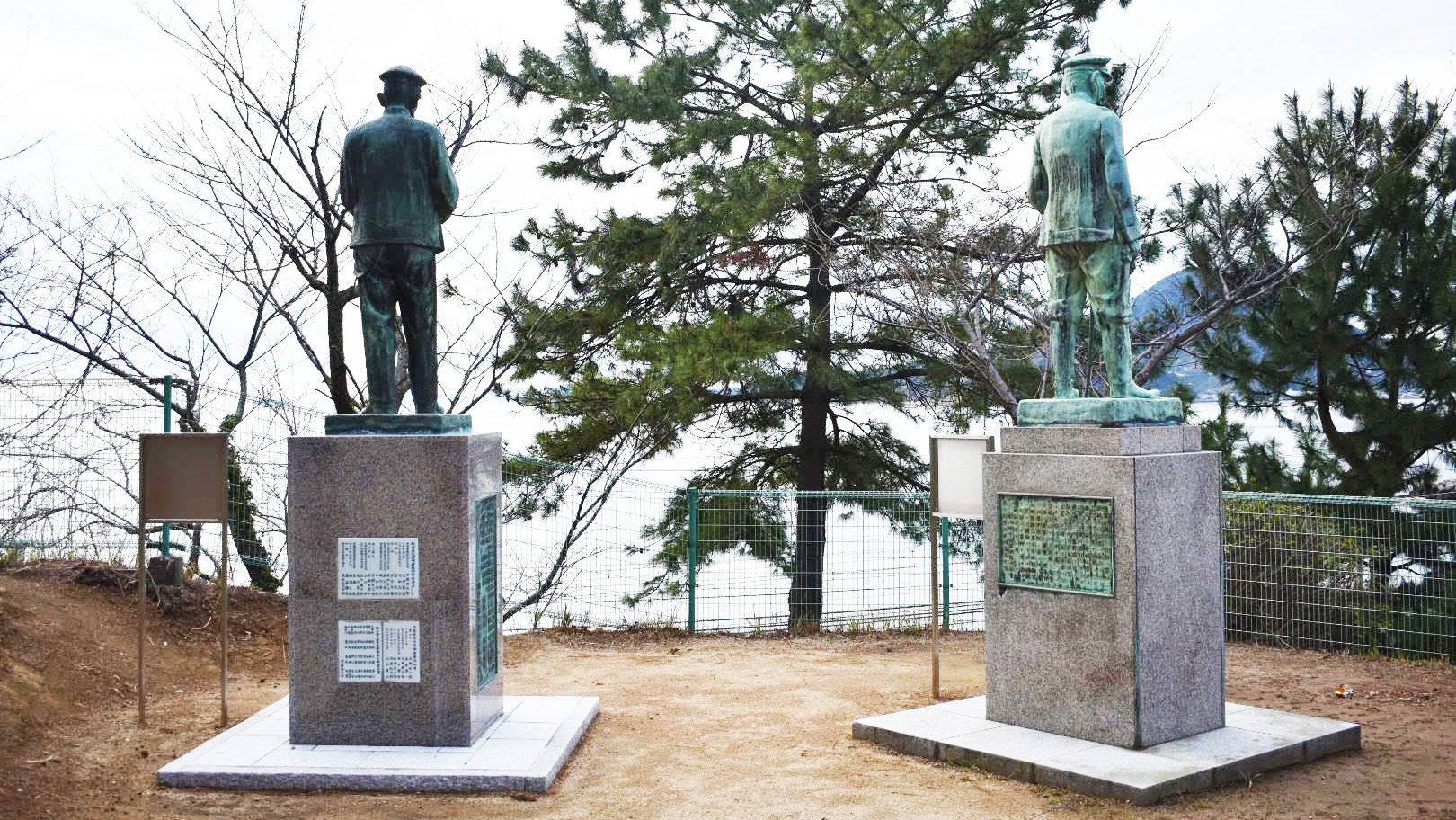 Bronze statues of brothers AKIYAMA Yoshifuru & Saneyuki